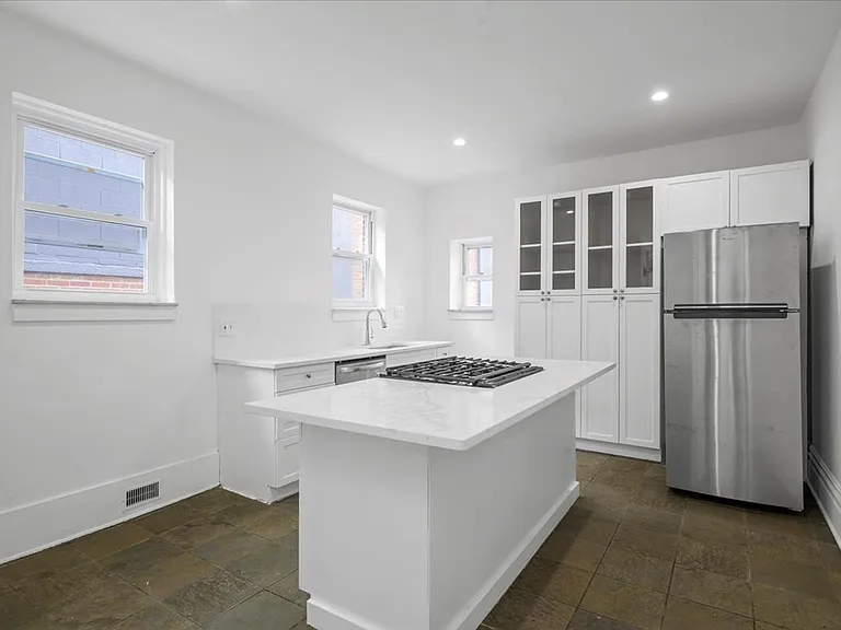 93 43rd St — Photo 3