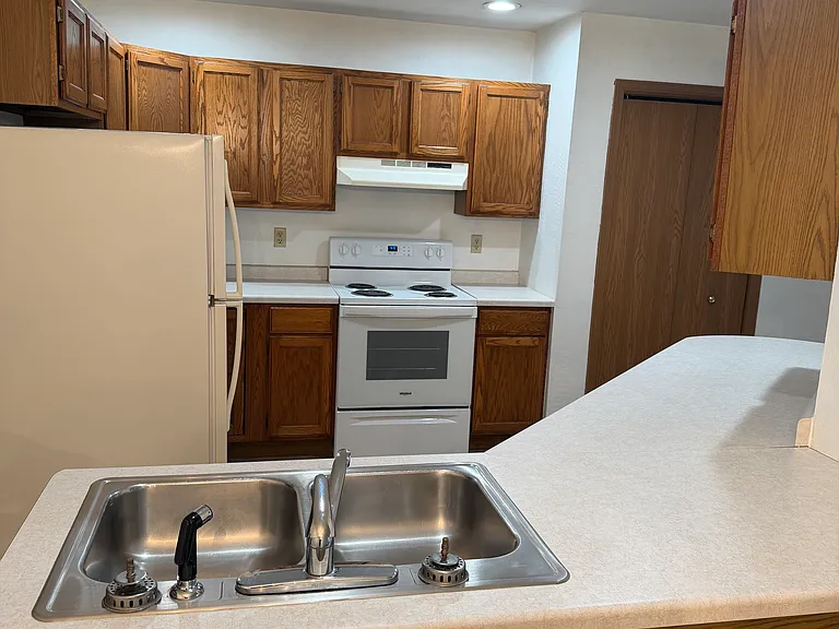 2830 Willow Dr — Photo 2