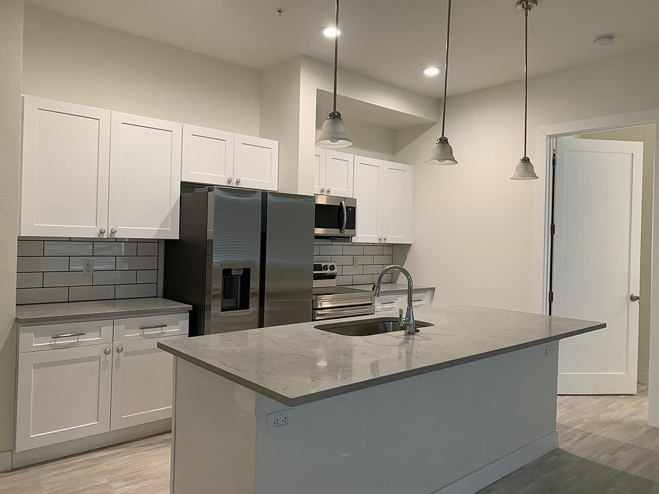 2nd image of 800 S Sheridan Blvd #1