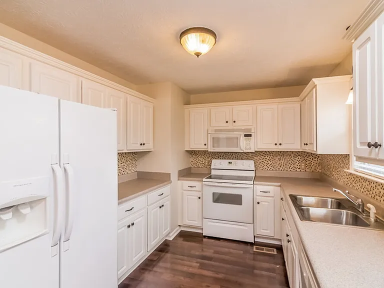 1907 Stoney Meadow Dr — Photo 4
