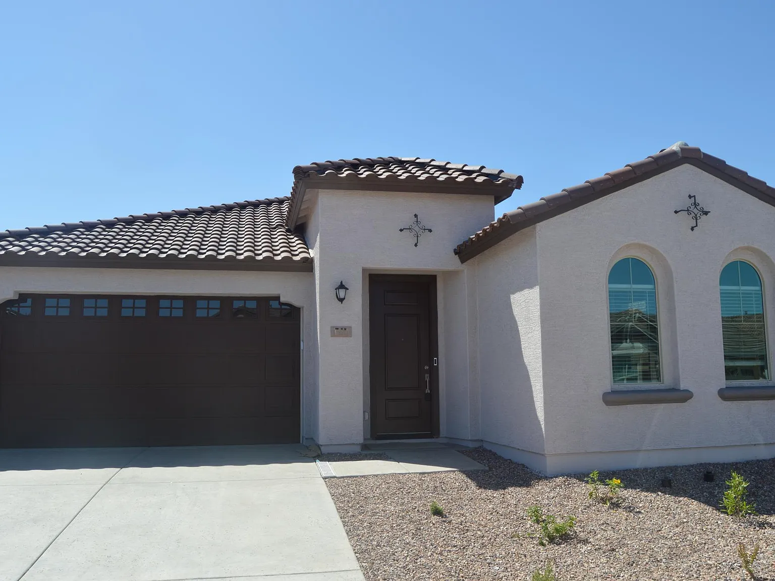 249 E Leo Pl — Photo 1