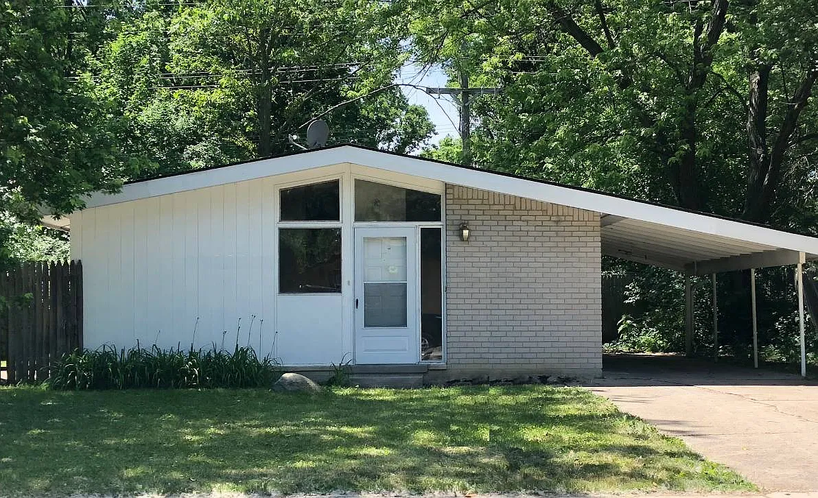 3 bed, 1050 sqft, $1,750 — Photo 1