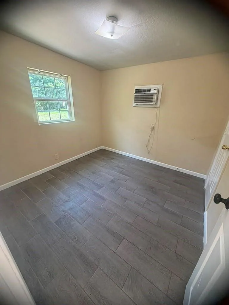 2 bed, 1.0 bath, 1963 sqft, $1,600 — Photo 3