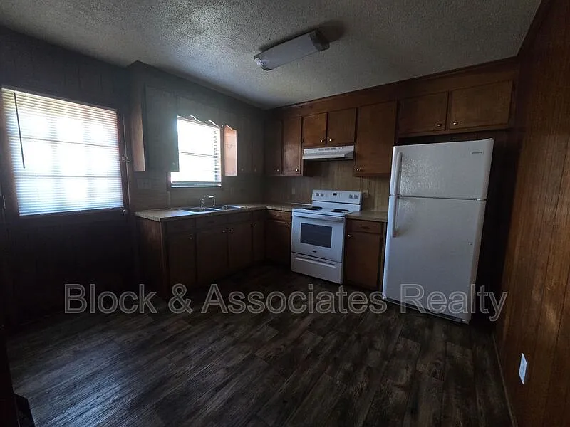 2 bed, 1.0 bath, $800 — Photo 3