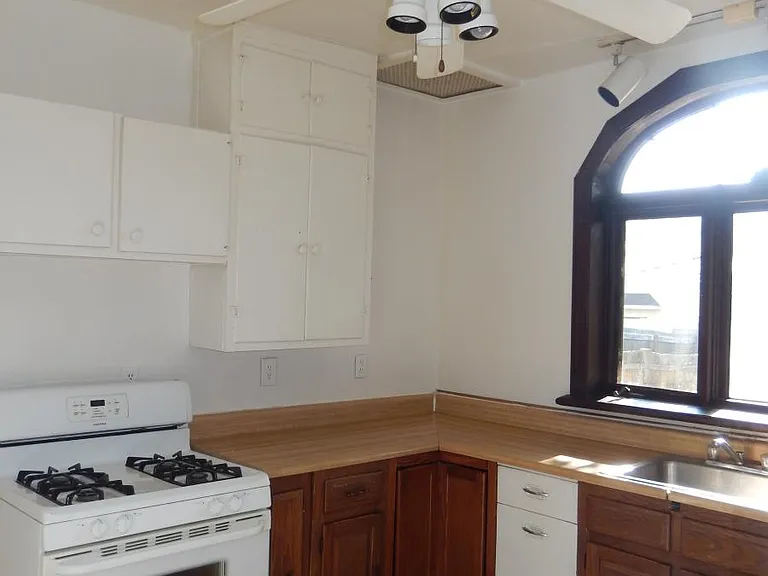 105 S Pine St — Photo 8