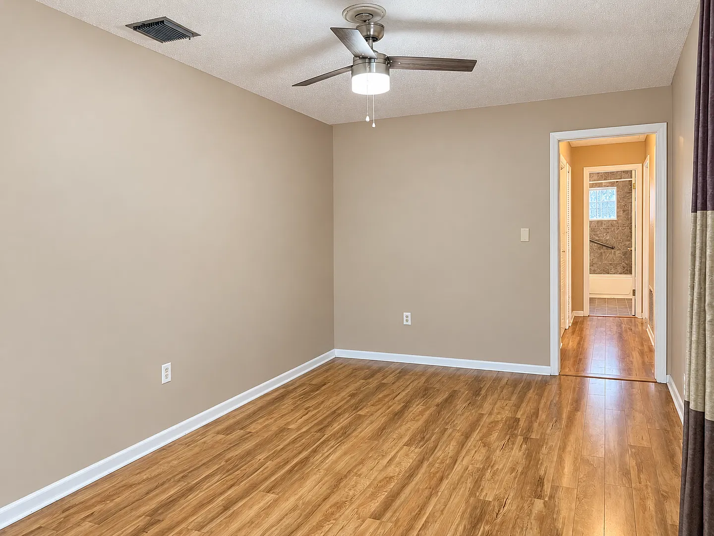 Englewood Park 3 bedroom, 2 bath available now! — Photo 3