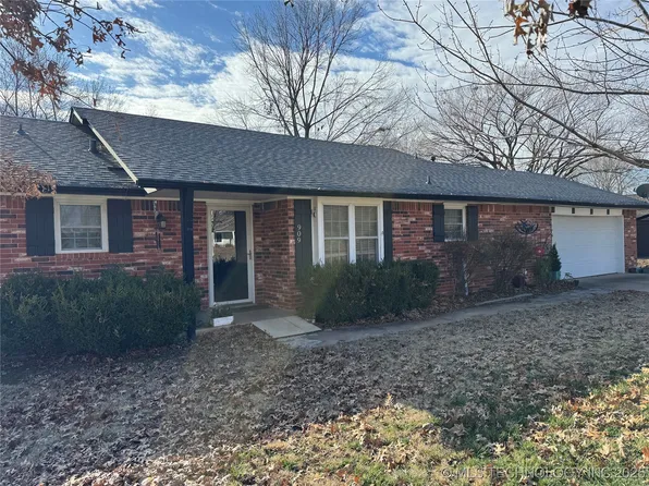 909 E Woods Ct, Claremore, OK 74017