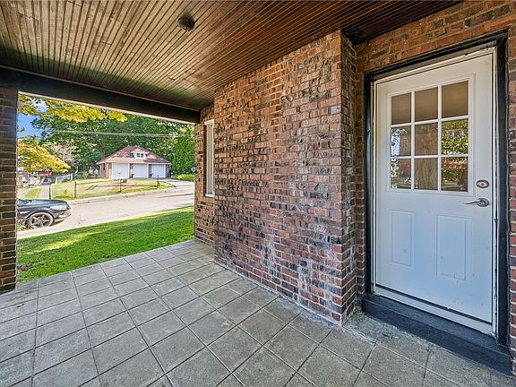 4th image of 411 Oakwood St