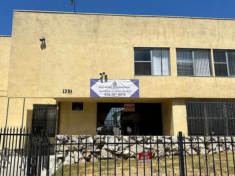 1353 Rolland Curtis Pl — Photo 2