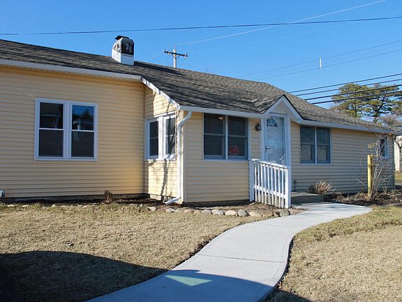 2nd image of 900 Tiller Ave #A