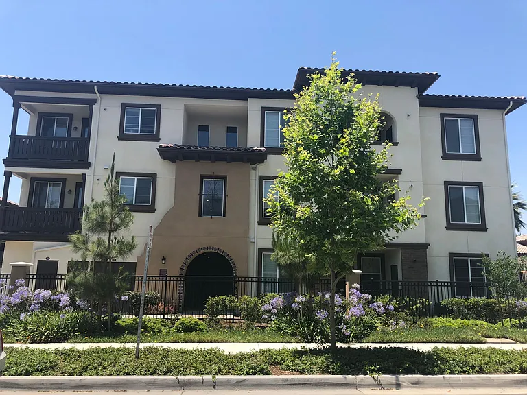 Paloma Apartment Homes — Photo 23