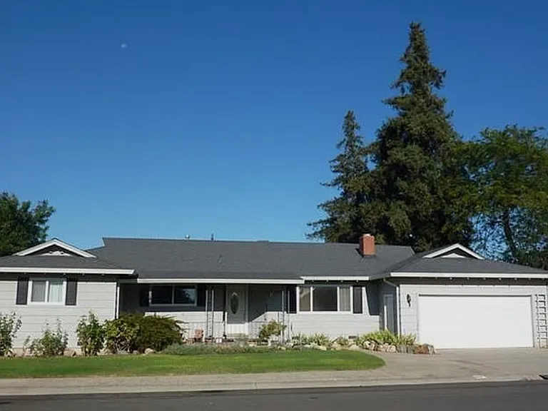 2210 Delle Dr — Photo 1