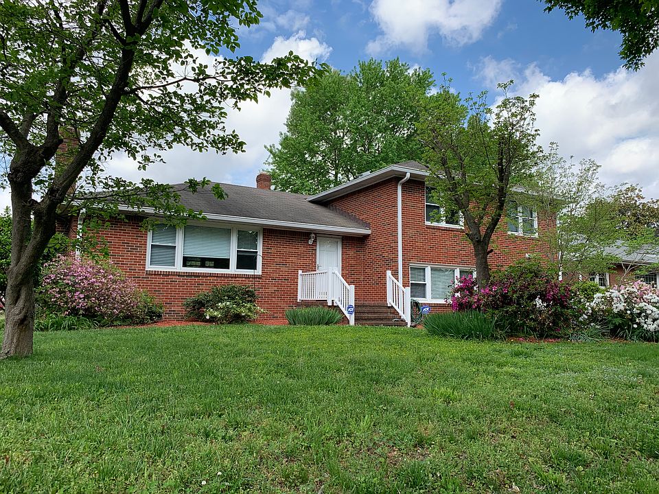 1st image of 209 W McGinnis Cir