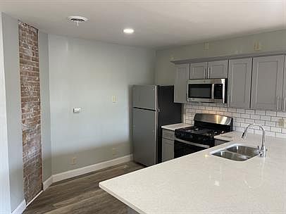 2nd image of 515 Plymouth Ave #2