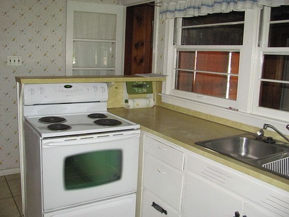 2nd image of 2312 Clay St