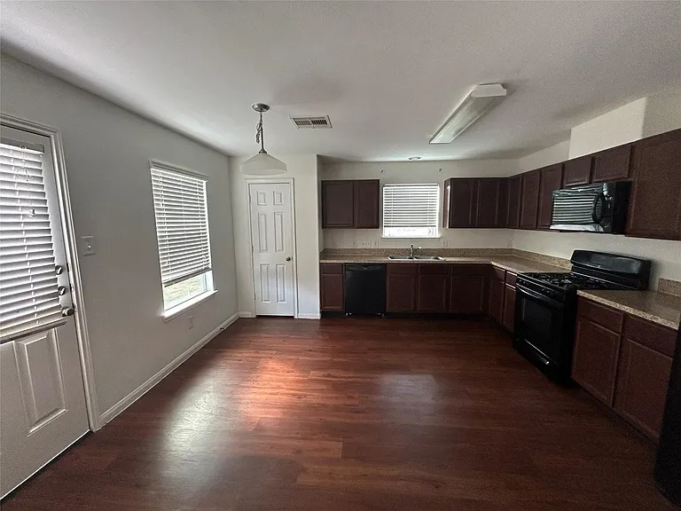 21511 Donata Cir — Photo 3