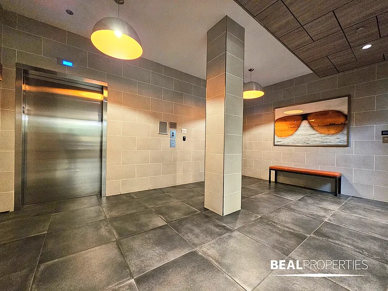 558 W Webster — Photo 6