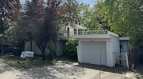 1045 NE Duncan Ln Photo 1