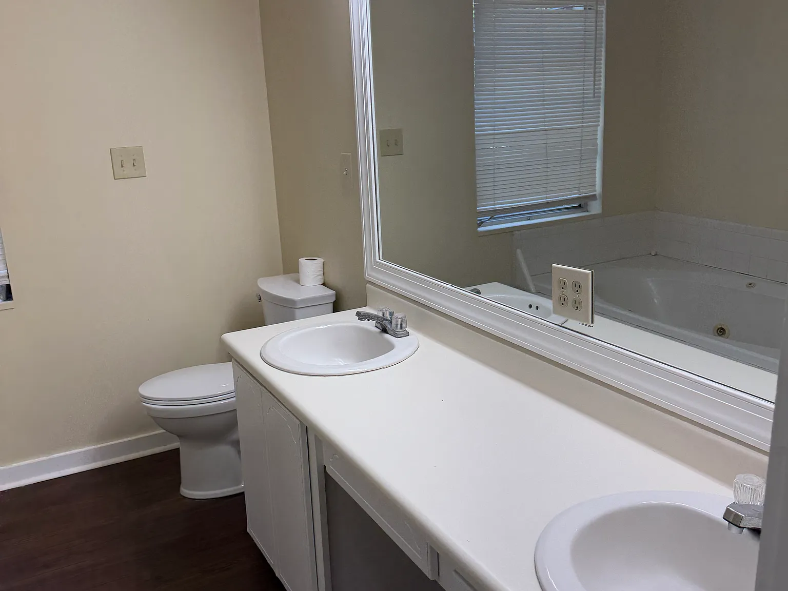 4 bed, 2436 sqft, $1,975 — Photo 2