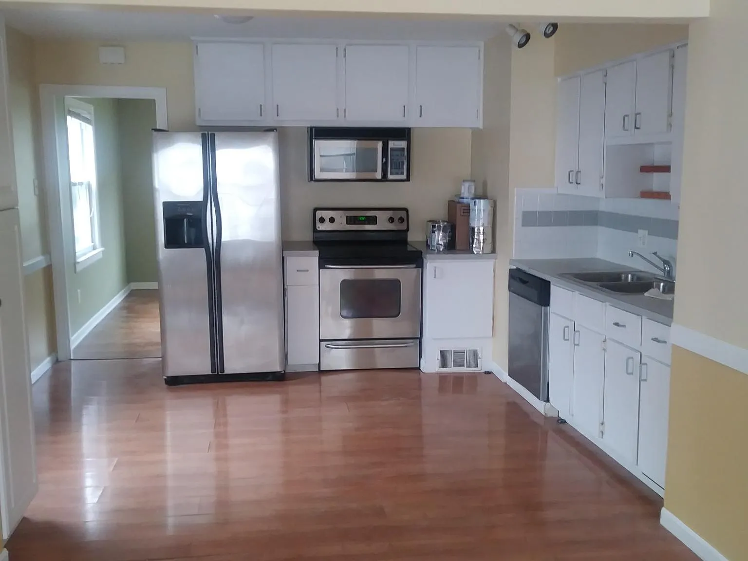 3 bed, 1050 sqft, $1,800 — Photo 3