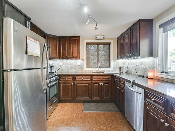 5th image of 20480 Leslie St