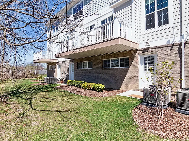 2535 W Towne St — Photo 30