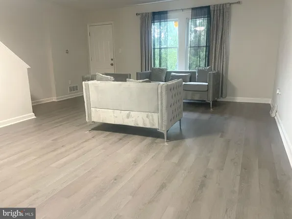 738 Neptune Ave, Oxon Hill, MD 20745