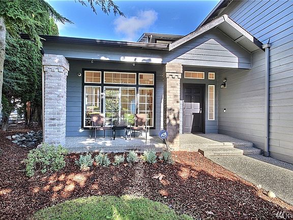  This home is located in the wonderful neighborhood of Ridgewood at Lakeland-a fantastic neighborhood built by 5 different build