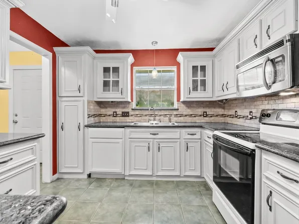 1025 Willow Oaks Cir, Pasadena, TX 77506