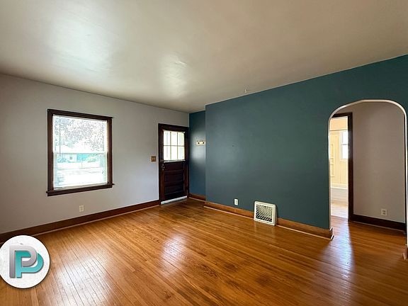 4th image of 912 8th St NE