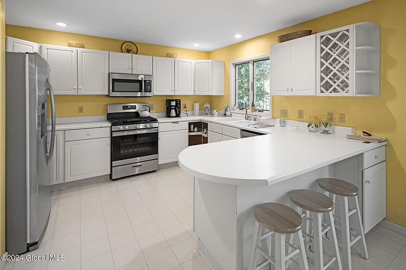 5th image of 7 Van Rensselaer Way