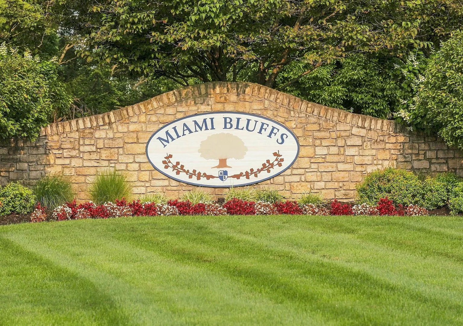 Maineville - Open Concept 2 Bed 2 Bath Condo — Photo 3