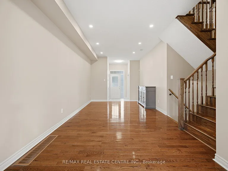 366 Hobbs Cres — Photo 12