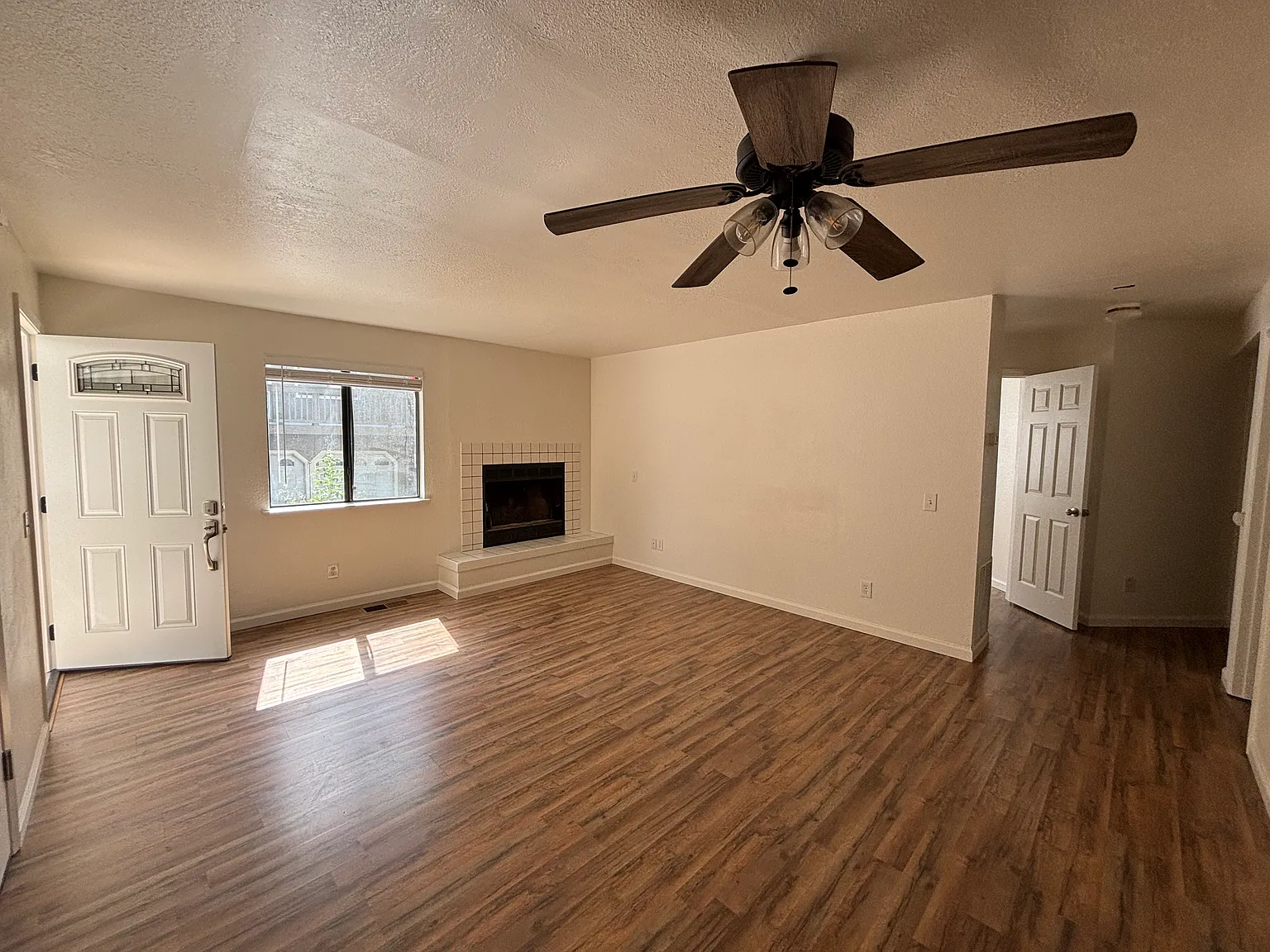2 bed, 900 sqft, $2,000 — Photo 4