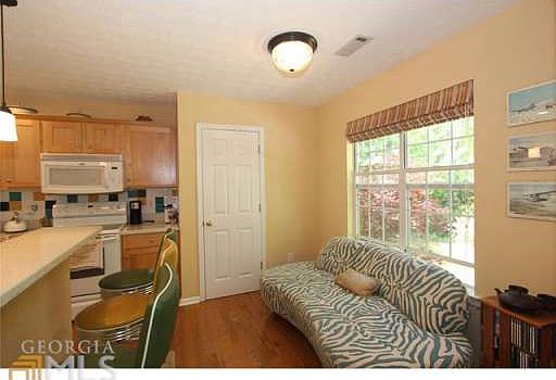 5th image of 302 Harcourt Pl