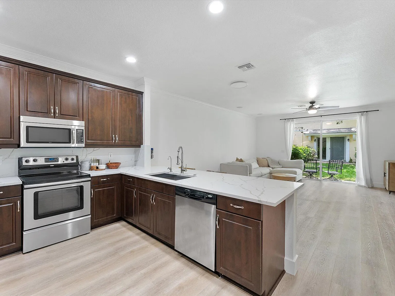 3 bed, 2.5 bath, 1696 sqft, $3,300 — Photo 2
