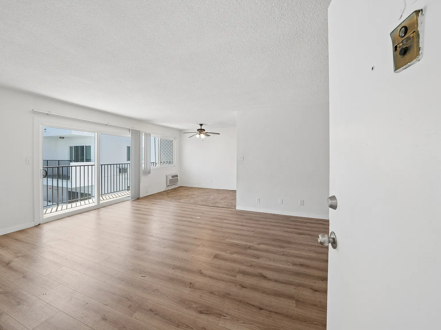 2 bed, 900 sqft, $2,300 — Photo 1