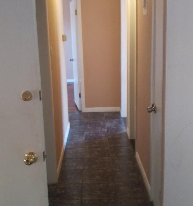 Hallway Into Bedrooms (3)