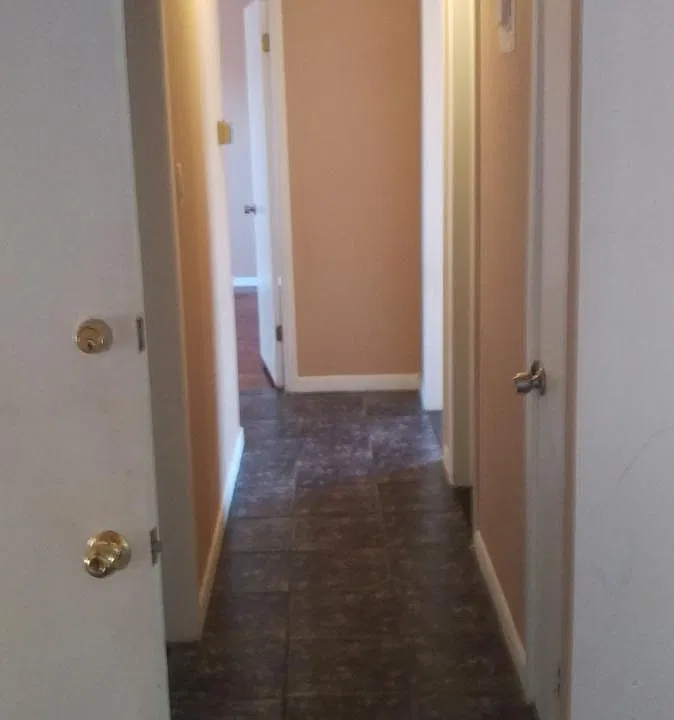 Hallway Into Bedrooms (3)