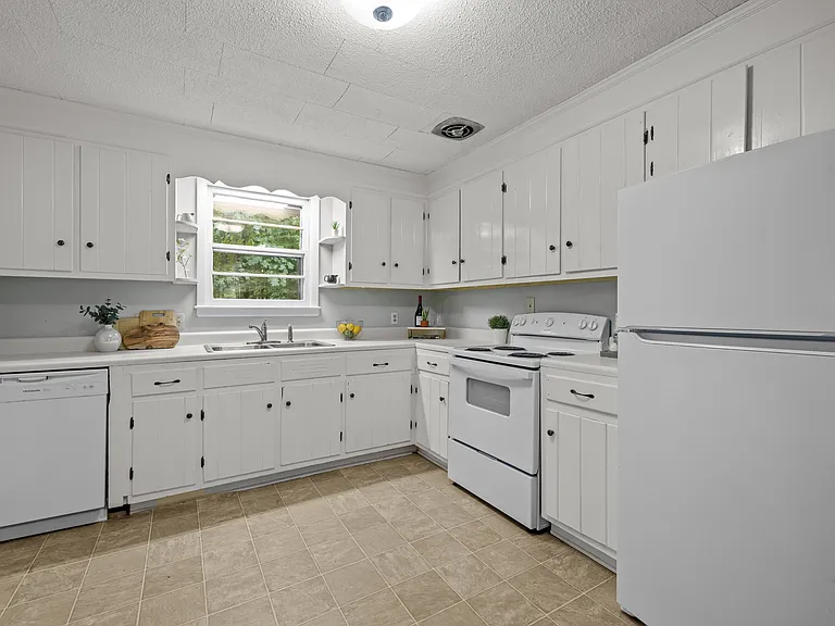 809 Ward St — Photo 15