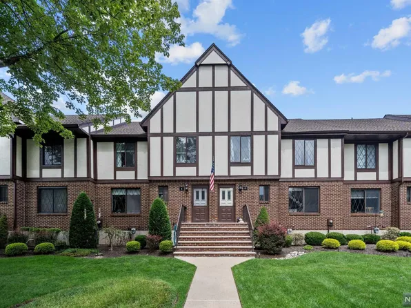 6 Holiday Ct, Westwood, NJ 07675