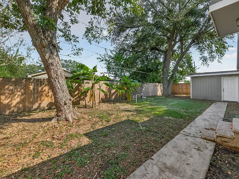 714 E Humble St — Photo 29
