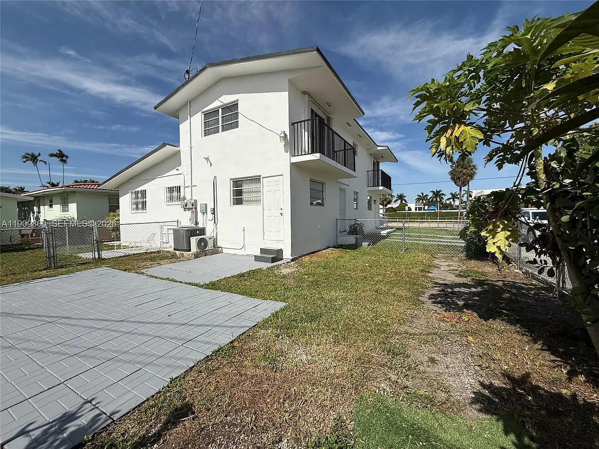 Building Photo - 3200 SW 88th Pl #BACK