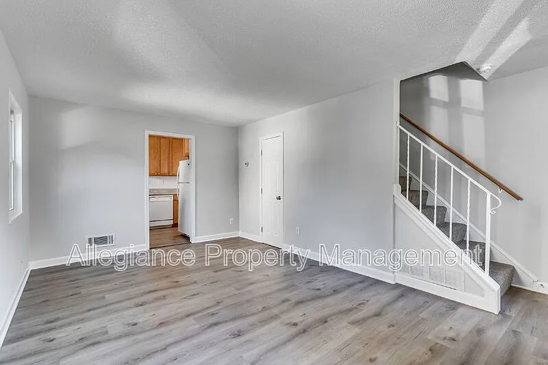 2 bed, 1.0 bath, 896 sqft, $2,500 — Photo 3