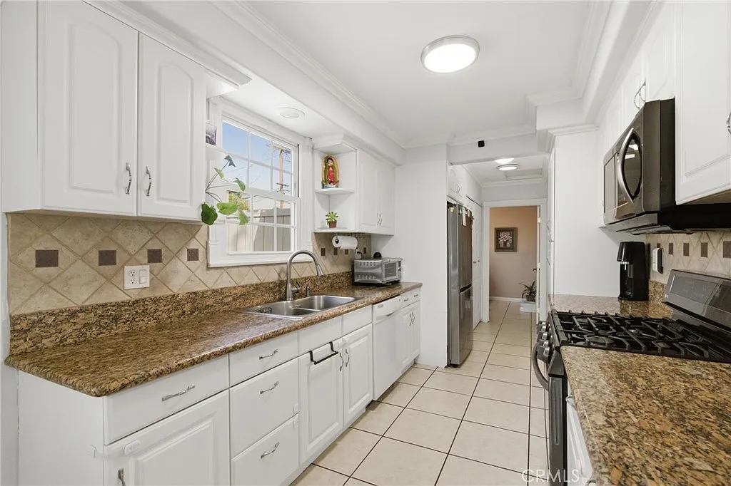 3 bed, 1376 sqft, $3,900 — Photo 3