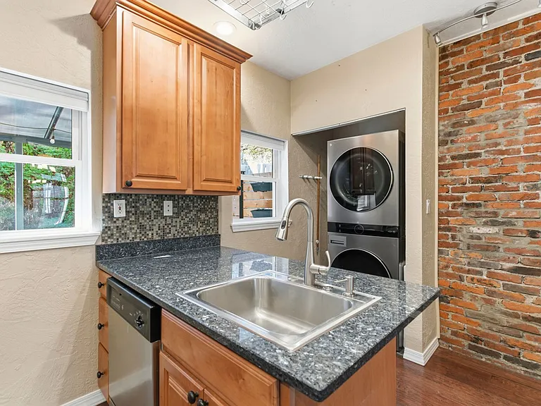 3220 Mary St — Photo 16