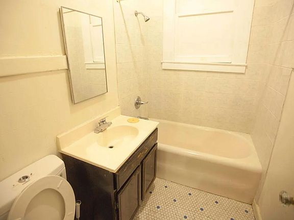 4th image of 530 Larkin St APT 401
