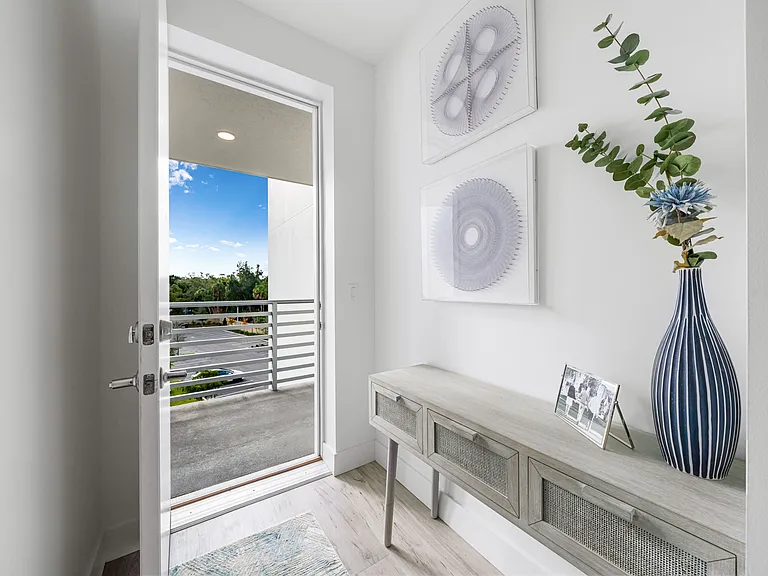 1709 N Tamiami Trl — Photo 2