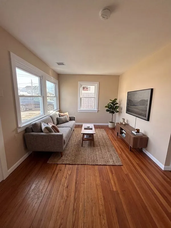 2 bed, 1.0 bath, 650 sqft, $2,550 — Photo 2