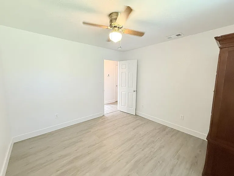 610 W Avenue B — Photo 24